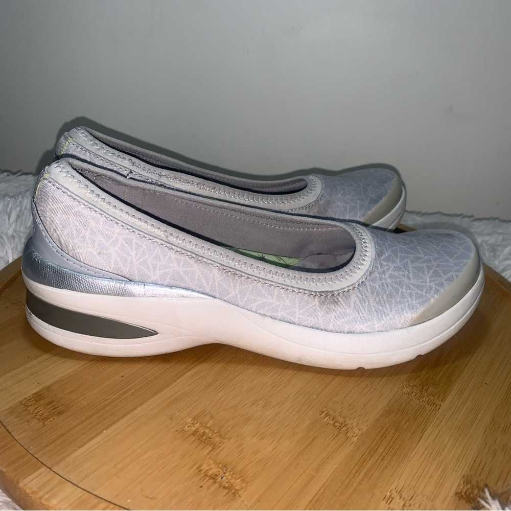 Bzees Shoes Women’s Size 7M Light Grey Casual Slip On Geometric Pattern